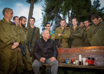 El primer ministro Benjamin Netanyahu habla con los soldados durante una visita a la base del Comando Norte en Safed, el 11 de diciembre de 2018 (Basel Awidat / Flash90)