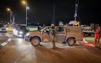 Bloqueos de carreteras en Cisjordania luego de un ataque terrorista en el área donde dos soldados israelíes fueron abatidos por terroristas palestinos y otros dos resultaron gravemente heridos el 13 de diciembre de 2018. (Gershon Elinson / FLASH90)