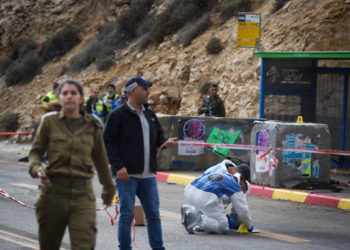 Palestinos disparan a una mujer embarazada y mienten