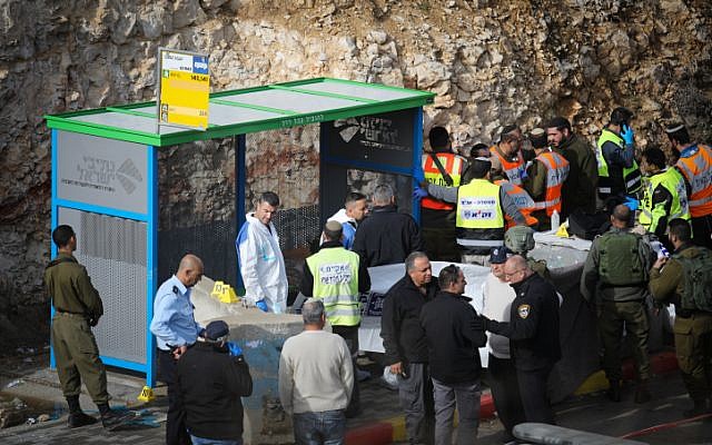 Soldados israelíes, oficiales médicos y policías inspeccionan la escena de un ataque terrorista cerca de Givat Assaf, en el centro de Cisjordania, el 13 de diciembre de 2018. (Hadas Parush / Flash90)