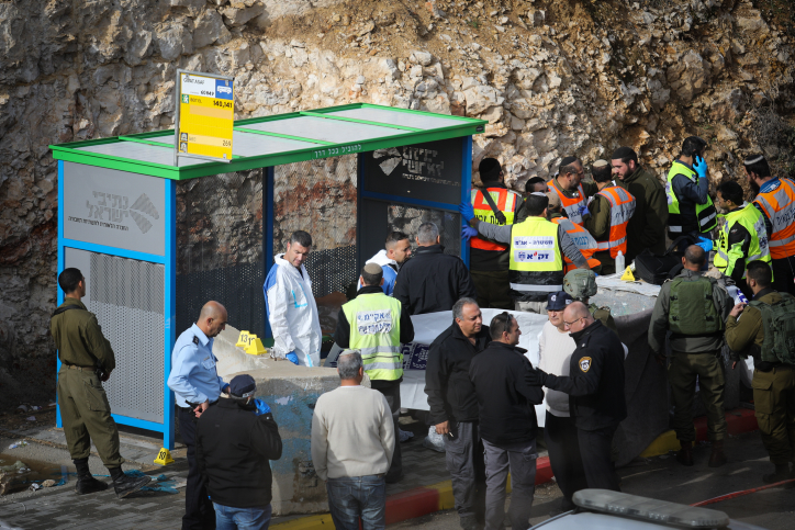 Soldados israelíes, oficiales médicos y policías inspeccionan la escena de un ataque con disparos cerca de Givat Assaf, en el centro de Cisjordania, el 13 de diciembre de 2018. (Hadas Parush / Flash90)