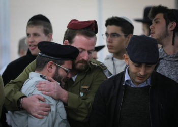 Amigos y familiares lloran durante el funeral del soldado de las FDI Yosef Cohen, asesinado en un ataque terrorista en Cisjordania, en la funeraria Shamgar en Jerusalén el 14 de diciembre de 2018. (Yonatan Sindel / Flash90)