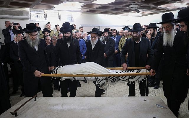 Amigos y familiares lloran durante el funeral del soldado de las FDI Yosef Cohen, asesinado en un ataque terrorista en Cisjordania, en la funeraria Shamgar en Jerusalén el 14 de diciembre de 2018. (Yonatan Sindel / Flash90)