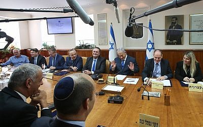 El primer ministro Benjamin Netanyahu dirige la reunión semanal del gabinete en la oficina del primer ministro en Jerusalén el 16 de diciembre de 2018. (Marc Israel Sellem / POOL)