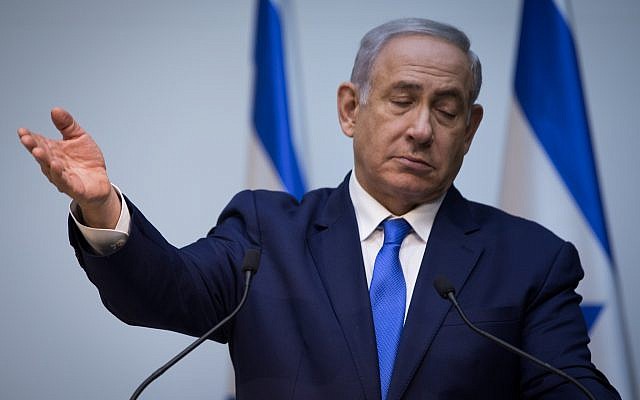 El primer ministro Benjamin Netanyahu hace una declaración a la prensa en la Knesset en Jerusalén el 19 de diciembre de 2018. (Hadas Parush / Flash90)