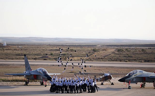 Una ceremonia de graduación para pilotos que completaron el curso de vuelo de la Fuerza Aérea de Israel, en la Base Aérea de Hatzerim en el desierto de Negev, el 26 de diciembre de 2018. (Aharon Krohn / Flash90)