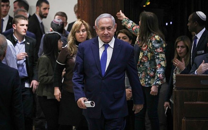 El primer ministro Benjamin Netanyahu llega a una sesión plenaria para una votación sobre un proyecto de ley para disolver el parlamento, en la Knesset de Jerusalén el 26 de diciembre de 2018 (Yonatan Sindel / Flash90)