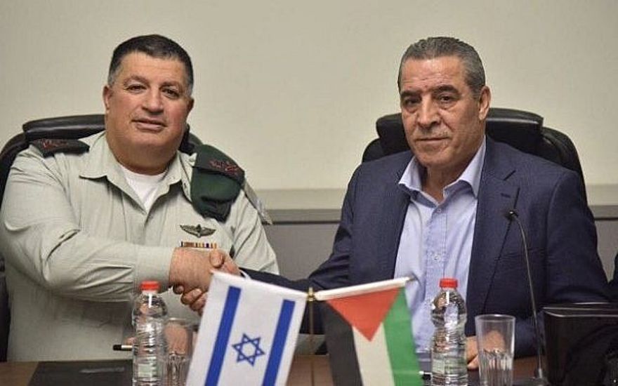 Archivo: El Jefe de la Coordinadora de Actividades Gubernamentales en los Territorios (COGAT), Yoav (Poly) Mordechai, y el Ministro de Asuntos Civiles de la Autoridad Palestina, Hussein al-Sheikh, firman un acuerdo para revitalizar el Comité Conjunto de Agua Israelí-Palestina, 15 de enero de 2017 (COGAT )