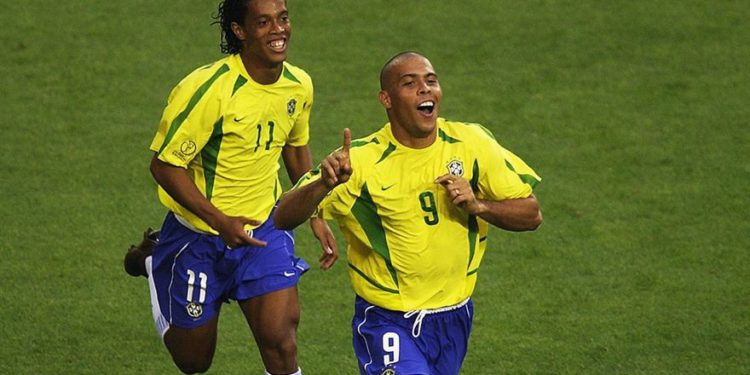 Ronaldo (izquierda) de Brasil celebra el gol de igualación contra Turquía con su compañero Ronaldinho durante el Grupo de la Copa Mundial en Ulsan, Corea del Sur, el 3 de junio de 2002. (Clive Brunskill / Getty Images)