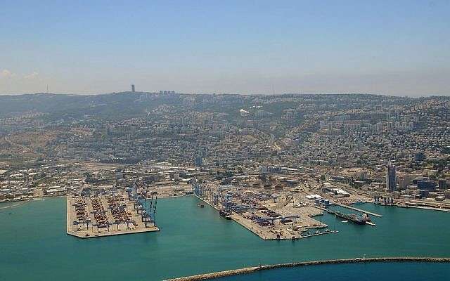 Vista aérea del puerto de Haifa, norte de Israel, 14 de junio de 2014. (Shay Levi / Flash 90)