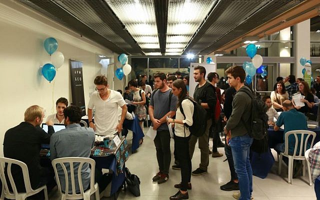 Estudiantes en IDC speed-date con startups (Cortesía: Adi Cohen Zedek)