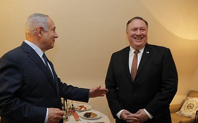 El primer ministro Benjamin Netanyahu y el secretario de Estado de los EE. UU., Mike Pompeo, fotografiados frente a una menorá en la segunda noche del festival Hanukkah, durante su reunión al margen de una conferencia de la OTAN en Bruselas, Bélgica, el 3 de diciembre de 2018. (Gaby Farkash / GPO)