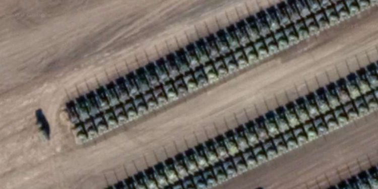 Imágenes de satélite muestran cientos de tanques rusos cerca de la frontera con Ucrania
