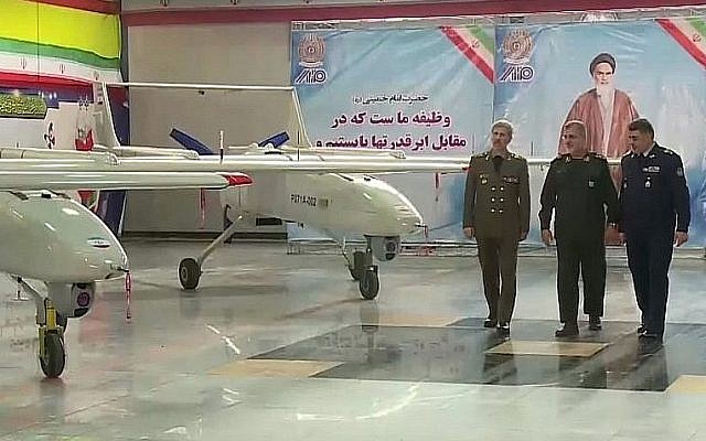 Captura de pantalla del video que muestra al ministro de Defensa iraní, el brigadier general Amir Hatami, a la izquierda, durante la apertura de una línea de producción para producir el dron Mohajer 6 de Irán, en Teherán, el 5 de febrero de 2018. (YouTube)