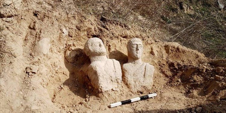 Lluvias en Israel exponen dos raros bustos funerarios