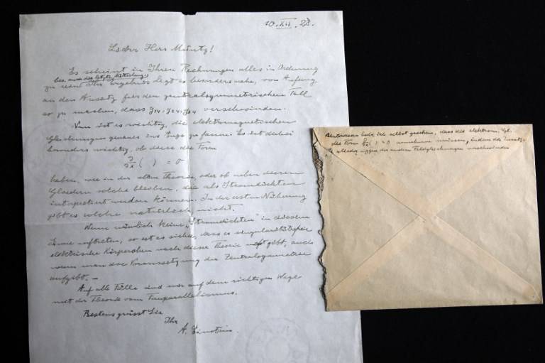 Una fotografía tomada el 6 de marzo de 2018 muestra una carta firmada por el físico ganador del Premio Nobel Albert Einstein con fecha de 1928 sobre la formalización de la “Tercera Etapa de la Teoría de la Relatividad” en exhibición en la casa de subastas Winner's en Jerusalén, antes de ser subastada posteriormente en la noche con el resto de una serie de nueve. (AFP PHOTO / MENAHEM KAHANA)