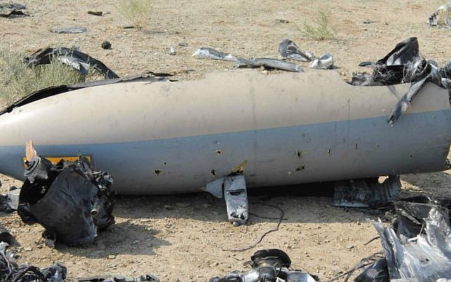 Esta foto sin fecha publicada el lunes 25 de agosto de 2014 por la Guardia Revolucionaria de Irán, afirma que muestra los restos de un avión israelí que el Irán dice que disparó cerca de un sitio nuclear iraní. (Crédito de la foto: AP / Sepahnews)