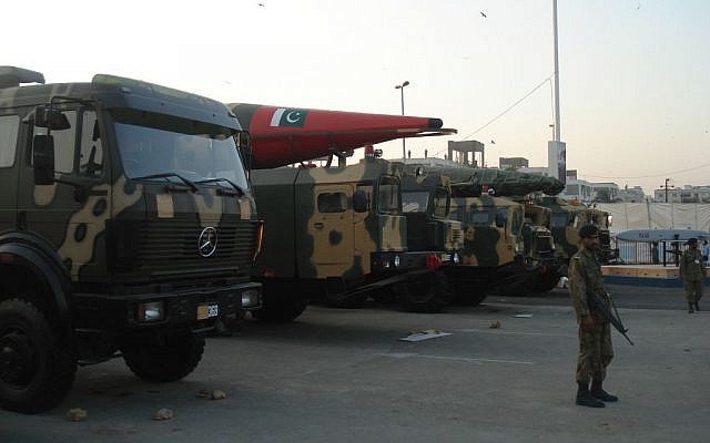 Misiles montados en camiones en exhibición en la exposición de defensa IDEAS 2008 en Karachi, Pakistán. (Wiki Creative Commons / SyedNaqvi90)