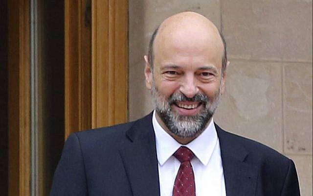 Este archivo de fotos del 15 de enero de 2017 muestra al recién nombrado ministro de educación jordano Omar Razzaz, luego de una reunión en el Palacio Real en Amman, Jordania. (Khalil Mazraawi, Pool via AP, File)