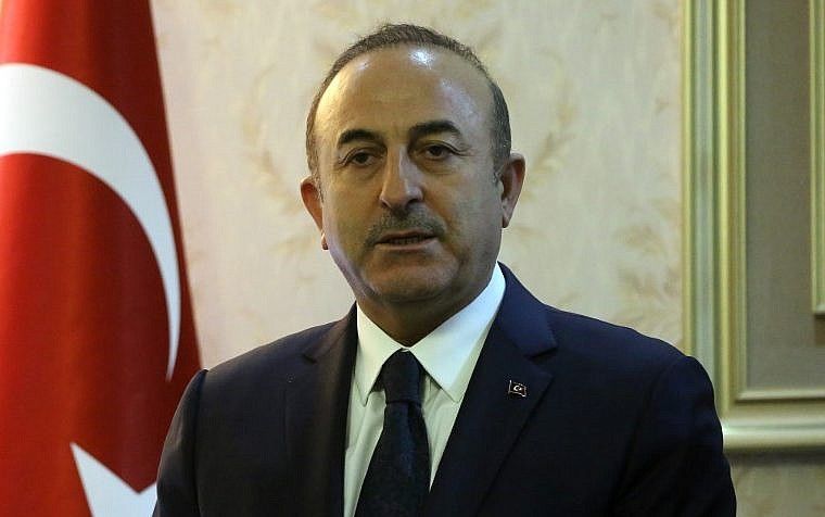 El ministro de Relaciones Exteriores turco, Mevlut Cavusoglu, durante una conferencia de prensa con su homólogo libio (no visto) en el Aeropuerto Internacional Mitiga, cerca de la capital libia, Trípoli, el 22 de diciembre de 2018. (Mahmud TURKIA / AFP)