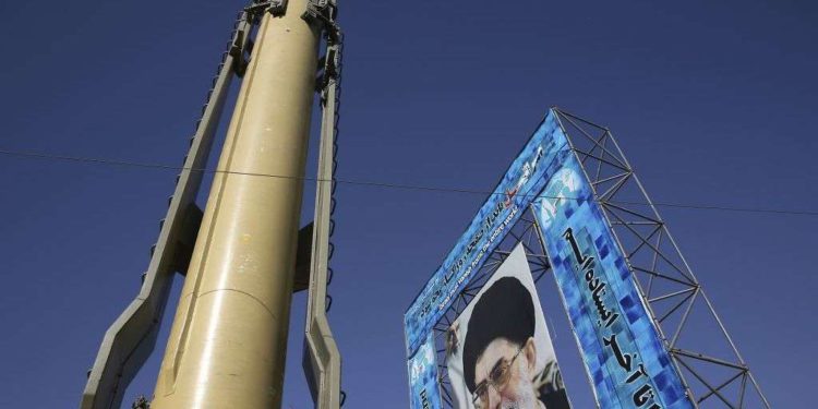 Se muestra un misil Ghadr-F junto a un retrato del líder supremo iraní, el ayatolá Ali Khamenei, en una exhibición de hardware de la Guardia Revolucionaria con motivo del 36 aniversario de la guerra entre Irán y Irak, en la Plaza Baharestan en el centro de Teherán, Irán, el domingo 25 de septiembre de 2016. (AP / Vahid Salemi)