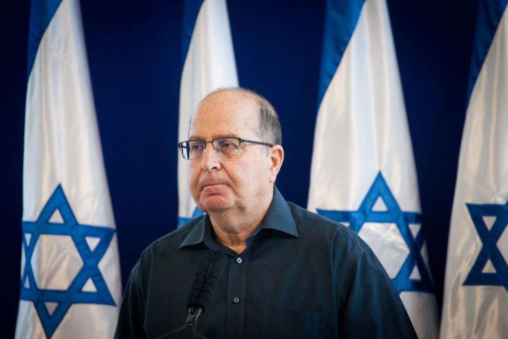 El ministro saliente de Defensa y miembro del Likud, Moshe Ya'alon, habla en una conferencia de prensa en la que anuncia su renuncia al Knesset, en Kirya, sede de las FDI de Tel Aviv, el 20 de mayo de 2016. (Miriam Alster / Flash 90)