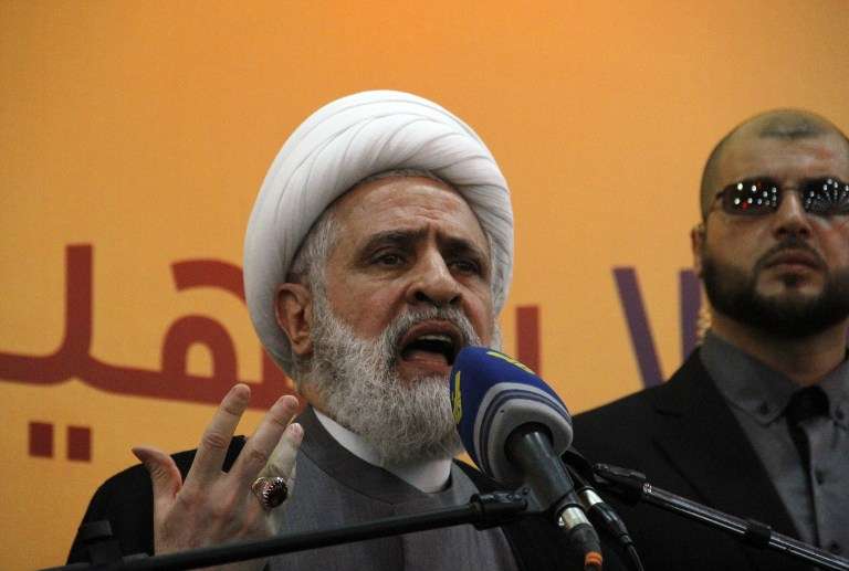 El secretario general adjunto de Hezbolá, Naim Qassem, habla en el vecindario de Ghobeiry en el sur de Beirut el 13 de mayo de 2016. (AFP Photo / Stringer)