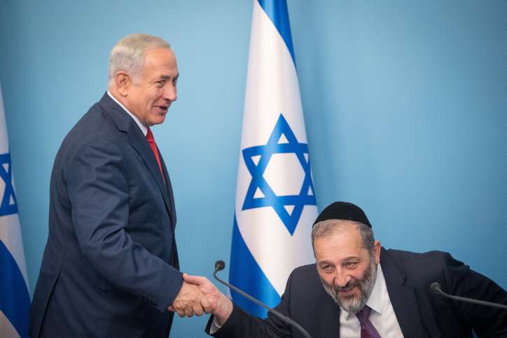 El primer ministro Benjamin Netanyahu y el ministro del Interior Aryeh Deri en una conferencia de prensa en Jerusalén, el 3 de diciembre de 2017. (Yonatan Sindel / Flash 90)