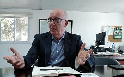 El Coordinador Especial Adjunto de las Naciones Unidas para el Proceso de Paz en Oriente Medio, Jamie McGoldrick, en su oficina de Jerusalén, el 31 de octubre de 2018 (Raphael Ahren / Times of Israel)