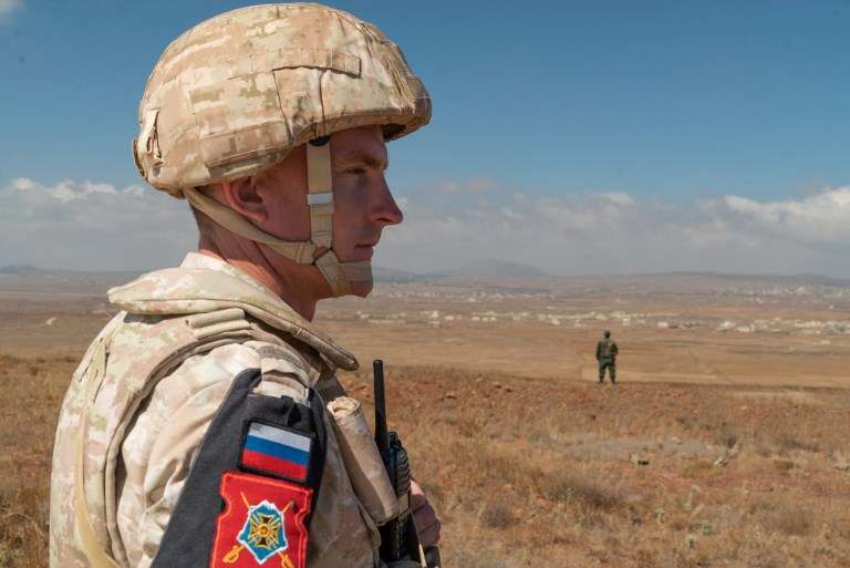 Un miembro de la policía militar rusa patrulla cerca de la aldea de Tal Krum en los Altos del Golán sirios el 14 de agosto de 2018. (FOTO DE AFP / Andrey BORODULIN)