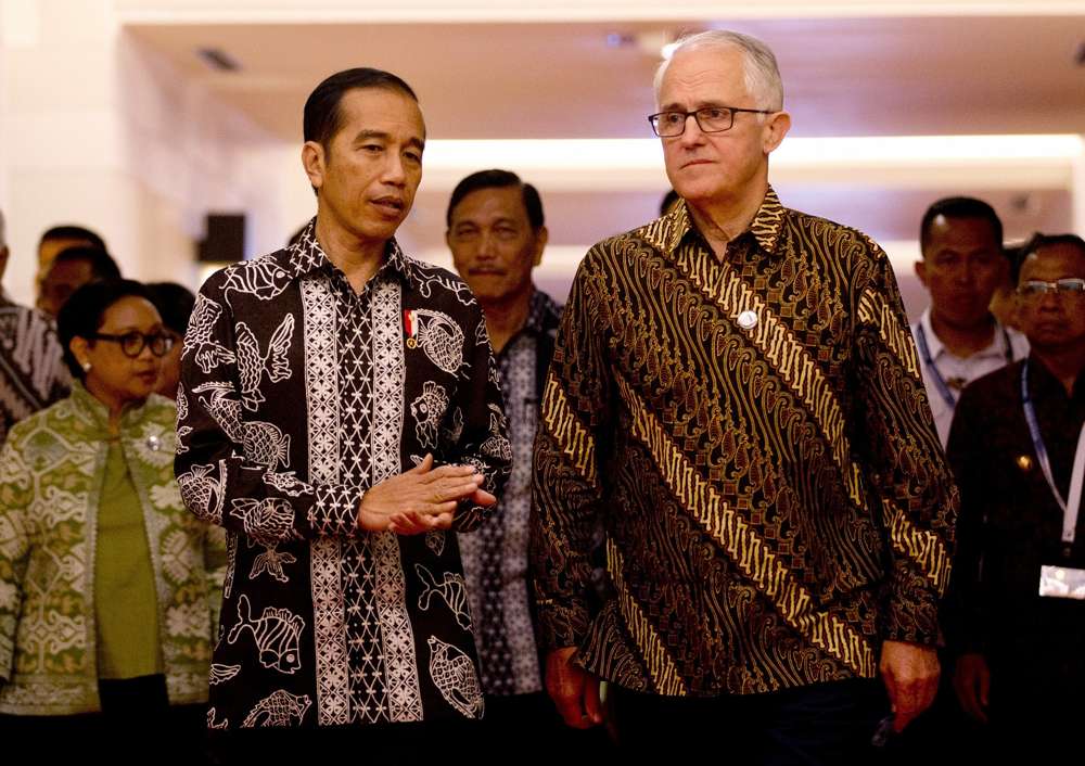 El presidente de Indonesia, Joko “Jokowi” Widodo, delante a la izquierda, con el ex primer ministro de Australia, Malcolm Turnbull, frente a la derecha, durante su reunión bilateral en la Conferencia Our Ocean en Bali, Indonesia, 29 de octubre de 2018. (Foto AP / Firdia Lisnawati)