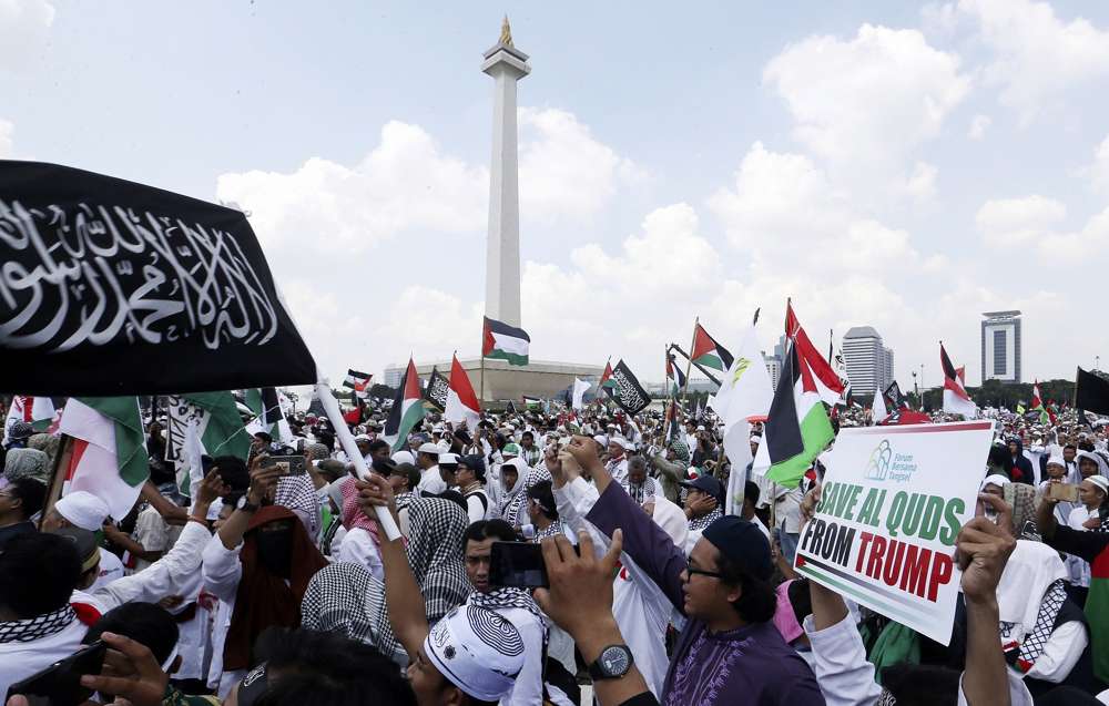 Los manifestantes ondean banderas palestinas durante un mitin contra el plan de Estados Unidos para trasladar su embajada en Israel de Tel Aviv a Jerusalén, en Monas, el monumento nacional, en Yakarta, Indonesia, el 11 de mayo de 2018. (AP Photo / Achmad Ibrahim)