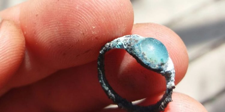 Un anillo de bronce de 2.000 años de antigüedad con una gema solitaria fue descubierto en excavaciones arqueológicas en el Parque Nacional de la Ciudad de David en Jerusalén. (Ciudad de David)