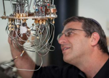 l profesor Nadav Katz con una configuración de baja temperatura para probar los detectores superconductores en el Centro de Ciencias de la Información Cuántica de la Universidad Hebrea. (Crédito de la foto: YITZ WOOLF FOR HEBREW UNIVERSITY)