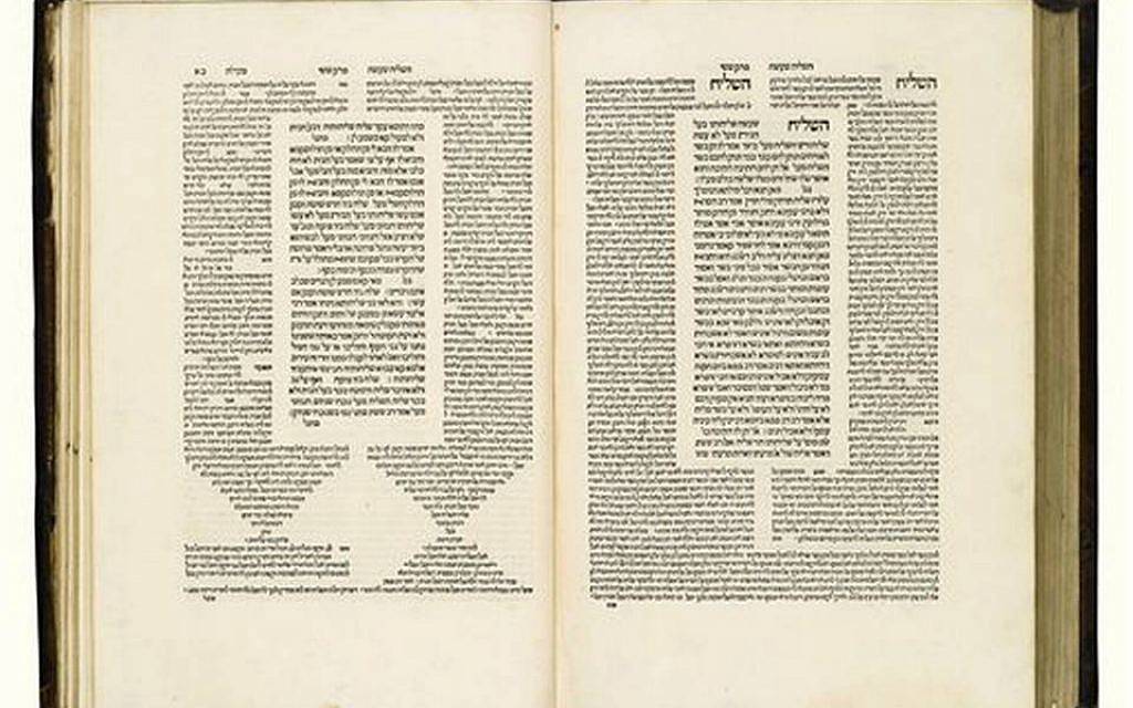 Esta foto sin fecha proporcionada por Sotheby's en Nueva York muestra la primera impresión del Talmud en Venecia en la década de 1520. (Sotheby's via AP)