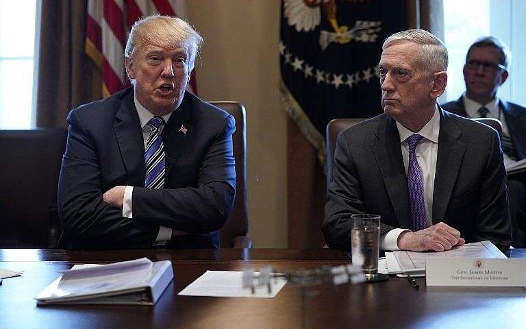 El presidente de los Estados Unidos, Donald Trump (L), y el secretario de Defensa, James Mattis, en una reunión del Gabinete en la Sala del Gabinete de la Casa Blanca el 8 de marzo de 2018. (AFP Photo / Mandel Ngan)