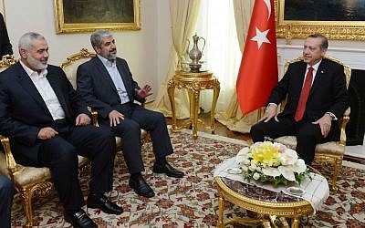 El primer ministro turco, Recep Tayyip Erdogan, a la derecha, visto durante una reunión con Khaled Mashaal, el entonces jefe de Hamás en el exilio, centro y líder de Gaza, Ismail Haniyeh en Ankara, Turquía, el 18 de junio de 2013. (AP / Yasin Bulbul, Oficina de Prensa del Primer Ministro