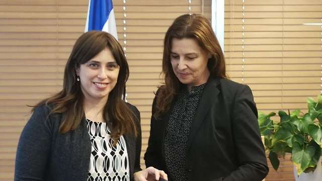 La viceministra de Relaciones Exteriores, Tzipi Hotovely, y la embajadora de Israel en París, Aliza Bin-Noun
