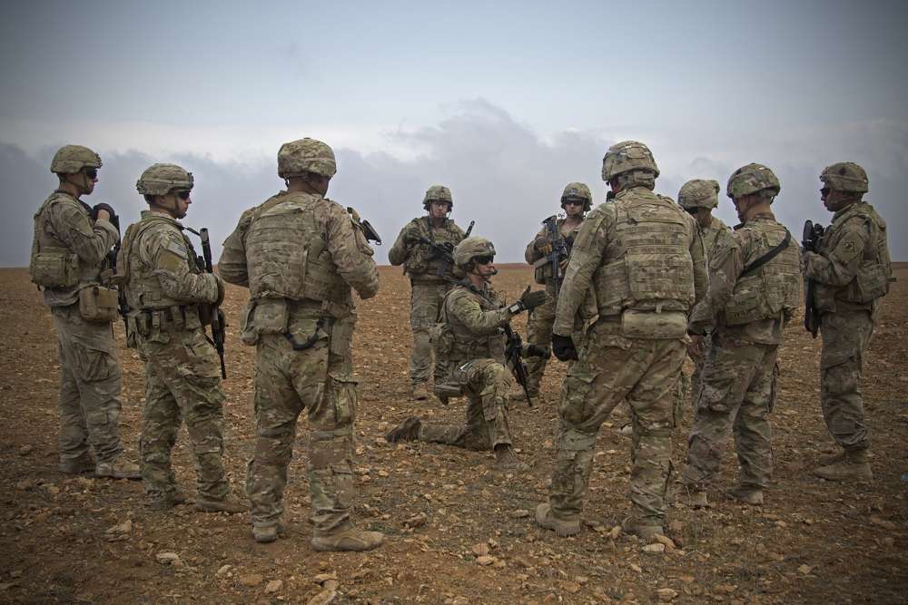 Los soldados de EE. UU. en una reunión informativa durante un ensayo de patrulla conjunta en Manbij, Siria, el 7 de noviembre de 2018. (Foto del Ejército de EE. UU. Por la Zc. Zoe Garbarino a través de AP)