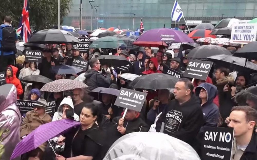 Judíos británicos protestan contra el antisemitismo en Manchester, 16 de septiembre de 2018 (captura de pantalla: YouTube)