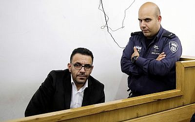 Un policía israelí vigila al gobernador de Jerusalén de la Autoridad Palestina, Adnan Ghaith, durante una comparecencia ante el tribunal después de su arresto en Jerusalén, el 29 de noviembre de 2018. (Foto de AP / Mahmoud Illean)