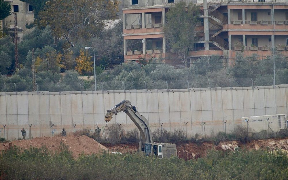 Una excavadora militar israelí trabaja en la frontera con el Líbano en la ciudad de Metulla, en el norte de Israel, el 4 de diciembre de 2018. (Foto AP / Ariel Schalit)