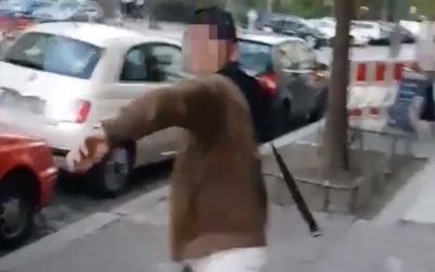 Se ve a un hombre de habla árabe que se prepara para azotar a un hombre no judío vestido con kipá en un ataque antisemita en Berlín en un video publicado el 18 de abril de 2018. (Captura de pantalla: Twitter)