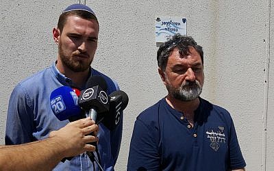 Vladimir Lubarsky (R) y Arik Lubarsky hablan con reporteros fuera del tribunal militar de Ofer en Cisjordania el 15 de agosto de 2018. (Eligiendo el foro de la vida)