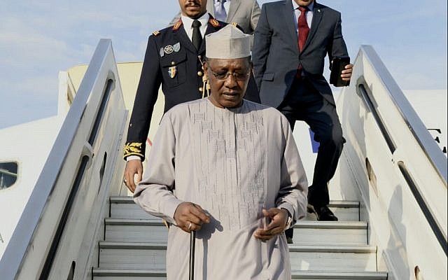 El presidente Idriss Deby de Chad es recibido en el aeropuerto Ben Gurion, 25 de noviembre de 2018. (Avi Hayon / Ministerio de Relaciones Exteriores)