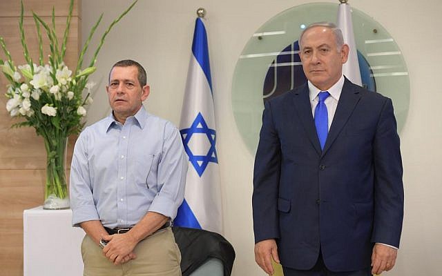 El jefe de Shin Bet, Nadav Argaman, izquierda, y el primer ministro Benjamin Netanyahu asisten a una ceremonia de entrega de premios en la sede de Shin Bet en Tel Aviv en honor a los agentes que destacaron en operaciones de inteligencia en 2017 y 2018, el 4 de diciembre de 2018. (Amos Ben Gershom / GPO)