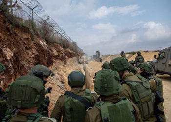 El Jefe de Estado Mayor de las FDI Gadi Eisenkot, centro, visita a los soldados que buscan los túneles de ataque de Hezbolá en la frontera israelí-libanesa el 4 de diciembre de 2018. (Fuerzas de Defensa de Israel)