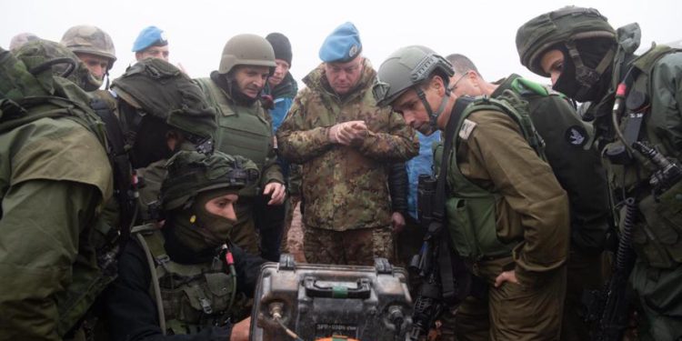 Soldados israelíes muestran al comandante de la FPNUL, mayor general Stefano Del Col, un túnel de Hezbollah que penetró el territorio israelí desde el sur del Líbano el 6 de diciembre de 2018. (Fuerzas de Defensa de Israel