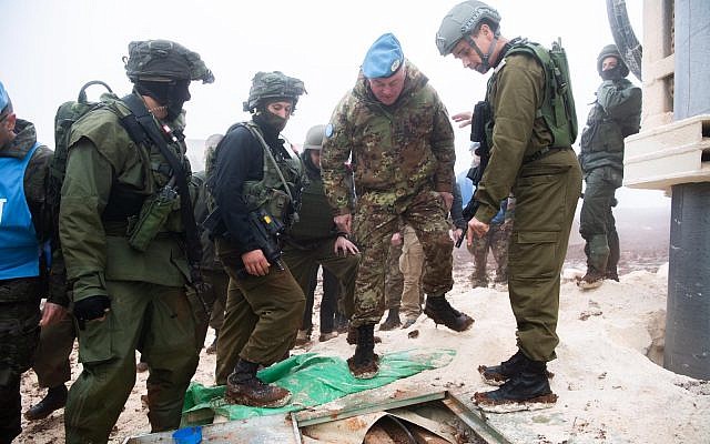 Soldados israelíes muestran al comandante de la FPNUL, mayor general Stefano Del Col, un túnel de Hezbolá que penetró el territorio israelí desde el sur del Líbano el 6 de diciembre de 2018. (Fuerzas de Defensa de Israel)