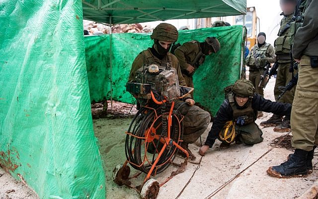 Las tropas de las FDI descubren un túnel que se adentra en el territorio israelí desde el sur del Líbano, que Israel dice que fue excavado por el grupo terrorista Hezbolá, el 11 de diciembre de 2018. (Fuerzas de Defensa de Israel)